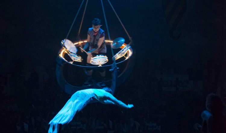 CIRCUS OZ - CRANKED UP